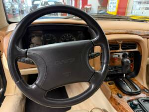 Immagine 10/17 di Aston Martin DB 7 Volante (1998)
