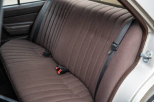 Image 36/77 de Mercedes-Benz 190 E 2.3 (1988)