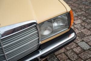 Image 4/53 de Mercedes-Benz 200 T (1982)