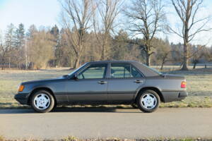 Image 3/92 de Mercedes-Benz 200 D (1989)