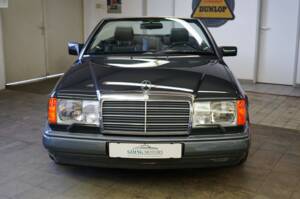 Immagine 3/30 di Mercedes-Benz 320 CE (1993)