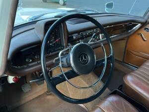 Image 23/29 de Mercedes-Benz 230 S (1965)