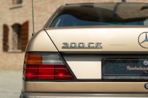 Image 14/46 de Mercedes-Benz 300 CE (1988)