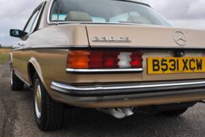 Image 9/33 of Mercedes-Benz 230 CE (1985)