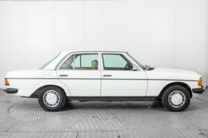 Image 10/50 of Mercedes-Benz 300 D (1980)