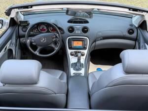 Image 16/29 of Mercedes-Benz SL 55 AMG (2004)