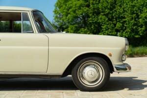 Image 25/50 of Mercedes-Benz 200 (1966)