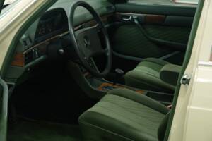 Bild 35/50 von Mercedes-Benz 280 SE (1984)