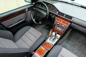 Imagen 23/75 de Mercedes-Benz E 280 T (1994)