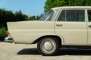 Image 26/50 of Mercedes-Benz 200 (1966)