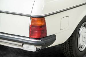 Image 29/50 of Mercedes-Benz 230 TE (1984)