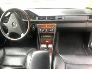 Image 2/8 of Mercedes-Benz 300 CE (1992)
