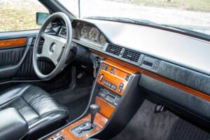 Bild 18/25 von Mercedes-Benz 300 E-24 (1991)