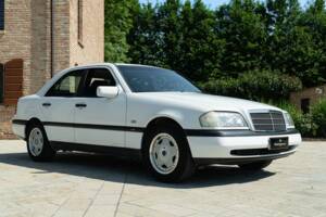Immagine 2/50 di Mercedes-Benz C 200 Kompressor (1996)