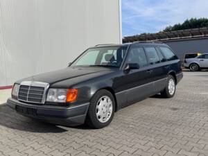 Image 8/29 of Mercedes-Benz 300 TE (1989)