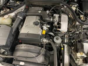 Immagine 18/32 di Mercedes-Benz E 200 (1994)