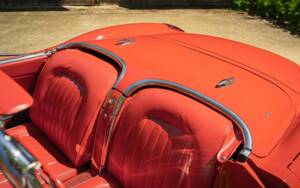 Image 32/51 of Chevrolet Corvette (1960)