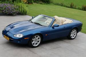 Image 45/50 de Jaguar XK8 4.0 (1997)