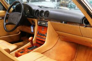 Image 21/25 of Mercedes-Benz 560 SL (1986)