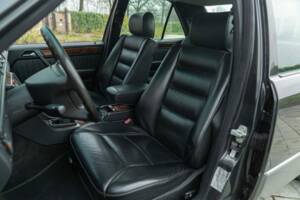 Image 22/49 of Mercedes-Benz 320 E (1993)