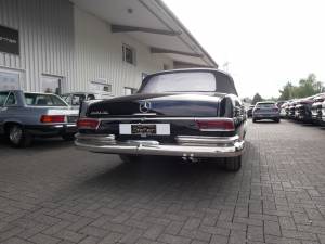 Image 4/25 of Mercedes-Benz 220 SE b (1963)