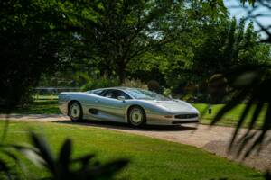 Image 8/50 of Jaguar XJ 220 (1993)