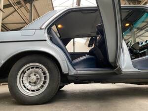 Image 17/19 of Mercedes-Benz 280 E (1981)