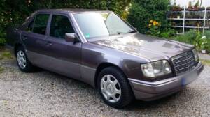 Mercedes-Benz E 200 W124 in Bornit Metallic – Außenansicht schräg von vorn
