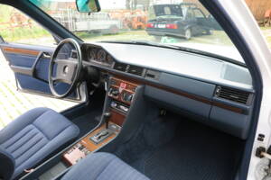 Image 28/71 of Mercedes-Benz 300 E 4-Matic (1990)
