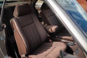 Immagine 37/73 di Mercedes-Benz 300 CE (1991)
