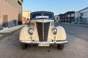 Image 2/26 de Ford V8 Deluxe Club Cabriolet (1937)