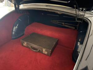 Image 17/22 of Jaguar 240 (1968)