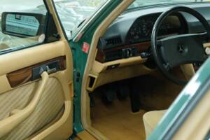 Bild 39/50 von Mercedes-Benz 260 SE (1990)