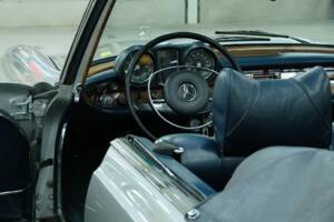 Image 21/50 of Mercedes-Benz 280 SE 3,5 (1970)