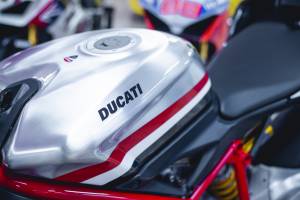 Image 3/7 of Ducati DUMMY (2010)