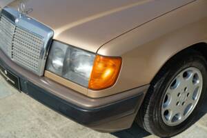 Image 11/46 de Mercedes-Benz 300 CE (1988)