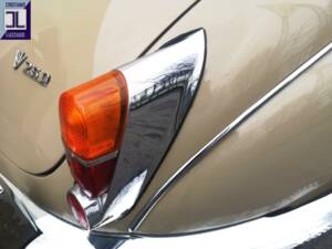 Image 25/64 of Daimler V8-250 (1969)