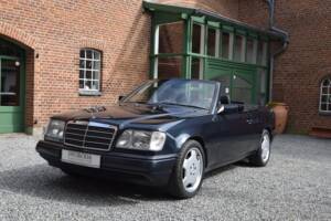 Image 1/15 of Mercedes-Benz E 200 (1997)
