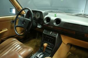 Bild 39/49 von Mercedes-Benz 250 lang (1985)