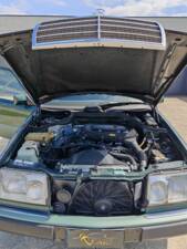 Bild 34/37 von Mercedes-Benz 200 E (1989)