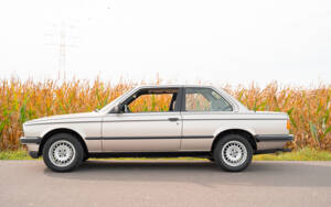 Image 8/80 of BMW 320i (1983)