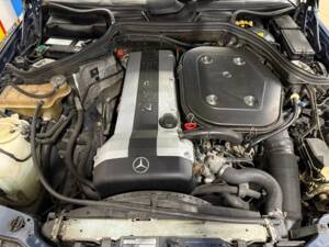 Image 15/16 of Mercedes-Benz 300 CE-24 (1989)