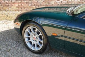 Image 31/50 of Jaguar XKR (2001)