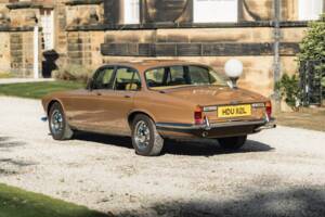 Image 9/50 of Jaguar XJ 12 (1972)