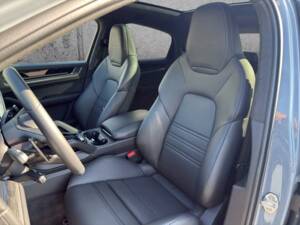 Bild 8/12 von Porsche Cayenne Turbo E-Hybrid (2024)