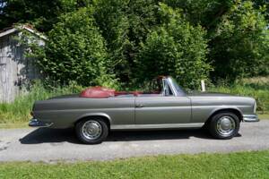 Image 6/13 de Mercedes-Benz 280 SE (1971)