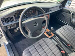 Bild 13/41 von Mercedes-Benz 190 E 2.0 (1992)
