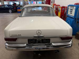 Image 16/18 of Mercedes-Benz 250 CE (1968)