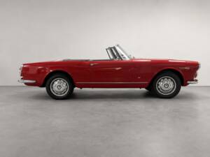 Image 13/31 of Alfa Romeo 2600 Spider (1964)