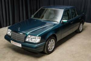 Image 8/40 de Mercedes-Benz E 220 (1995)